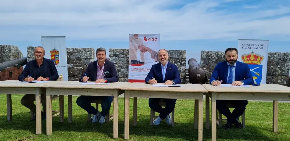 Los alcaldes de con el delegado de la Zona Franca de Vigo, David Regades.