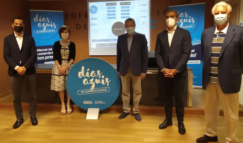 Sorteo ante notario de la campa&ntilde;a "D&iacute;as Azuis", en presencia del director xeral de Comercio, el presidente de la Federaci&oacute;n Galega de Comercio y el director en Lugo de Abanca.