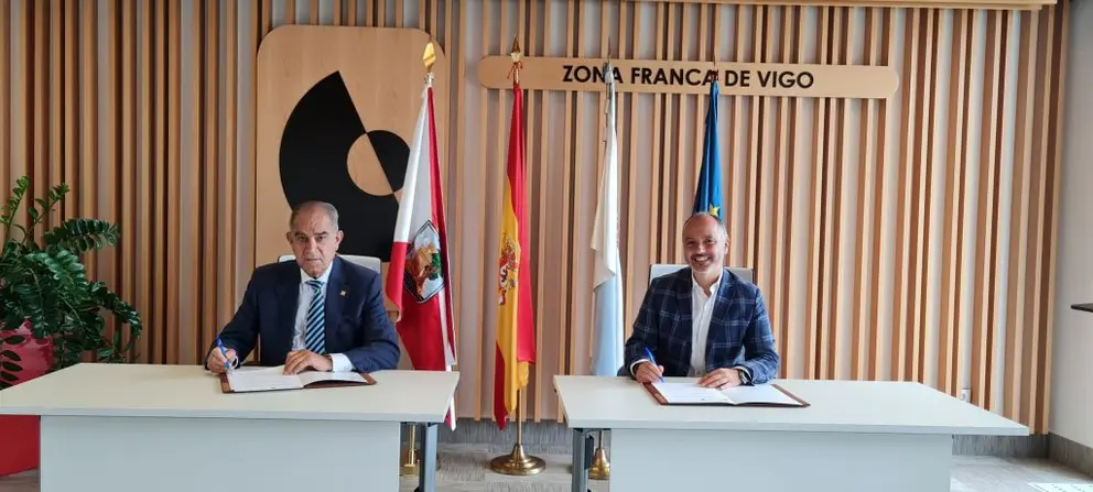 Jos&eacute; Garc&iacute;a Costas y David Regades firmaron el acuerdo entre la C&aacute;mara de Comercio y la Zona Franca de Vigo.