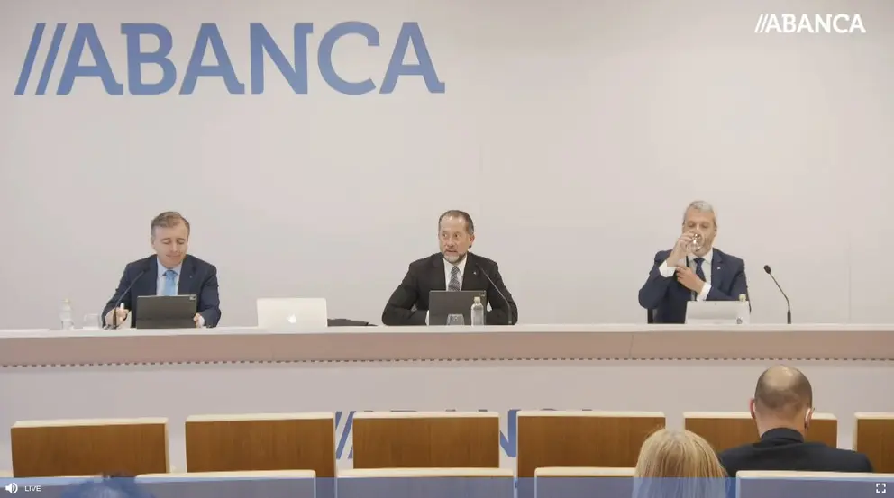 Francisco Botas, Juan Carlos Escotet y , en la presentaci&oacute;n de resultados de Abanca.