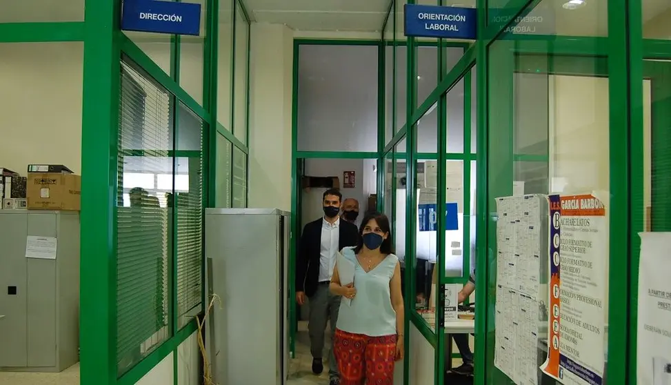 A conselleira de Emprego e Igualdade, Mar&iacute;a Jes&uacute;s Lorenzana, visitou a oficina de emprego de Ver&iacute;n.