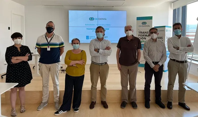 Pablo &Aacute;lvarez Freire, presidente de DATAlife, en el centro; y a su derecha, Luc&iacute;a Castro, gerente, junto a representantes de empresas tractoras de DATAlife.