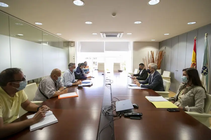 Reuni&oacute;n del vicepresidente segundo de la Xunta, la directora xeral de Relaci&oacute;ns Laborais y el director del Igape con el comit&eacute; de empresa de Barreras./C.PAZ.