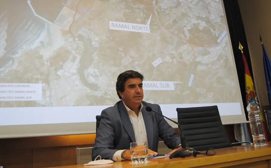 Mart&iacute;n Fern&aacute;ndez Prado, presidente de la Autoridad Portuaria de A Coru&ntilde;a, en la rueda de prensa.