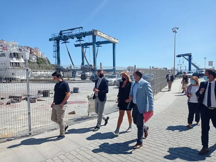 O delegado do Goberno en Galicia, Jos&eacute; Mi&ntilde;ones, a xerente de SEA, Beatriz Sestayo, e o alcalde de Malpica, Walter, na visita ao porto.