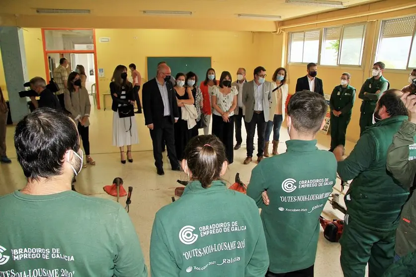 A conselleira de Emprego e Igualdade, Mar&iacute;a Jes&uacute;s Lorenzana, acompa&ntilde;ada do delegado territorial da Xunta na provincia da Coru&ntilde;a, Gonzalo Trenor, visitou hoxe o obradoiro de emprego sobre repoboaci&oacute;n forestal e tratamentos silv&iacute;colas dos concellos de Outes, Noia e Lousame.
