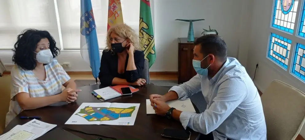 La gerente de SEA, Beatriz Sestayo (centro) se reuni&oacute; con la la alcaldesa de Cee, Marg