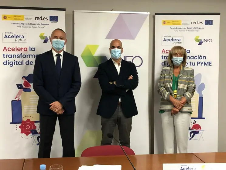 Jorge Cebreiros, de la CEP, Luis &Aacute;lvarez Sestelo, de INEO, y Marisol Novoa, de la CEO, en la presentaci&oacute;n de la Oficina Acelera Pyme.