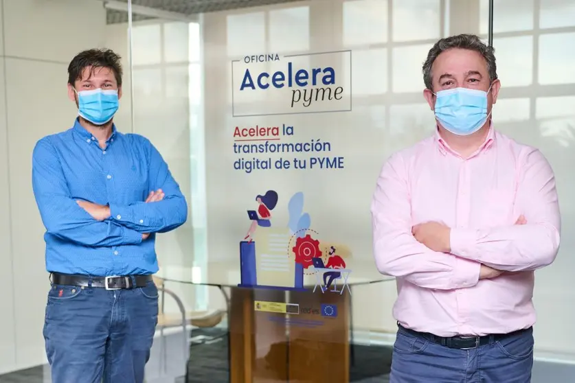 Marco Dalla Costa, responsable de la Oficina Acelera pyme de ITG, y Juan Luis Sobreira Seoane, director de la Divisi&oacute;n de Innovaci&oacute;n Abierta de ITG, en la sede f&iacute;sica de la oficina.