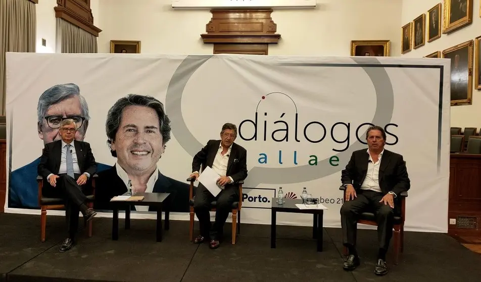 Juan Vieites, presidente de la CEG, el periodista por la parte portuguesa cont&oacute; con la intervenci&oacute;n 
de Carlos Barbot, CEO de la firma Tintas Barbot, en III Di&aacute;logos Gallaecia, celebrado en Oporto.
