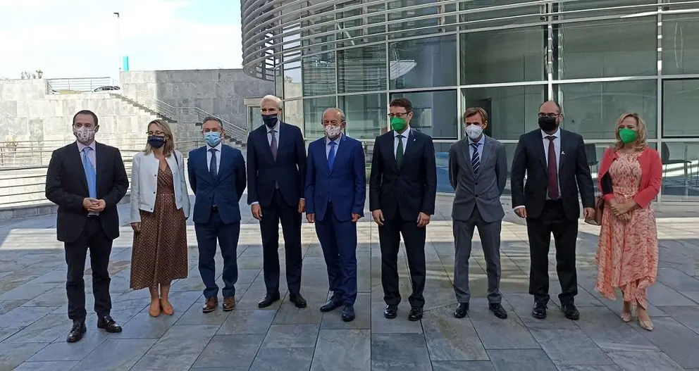 Los consejeros de Industria de Galicia, Asturias y Cantabria, junto a representantes de  y GOE-Asime, en Santander.