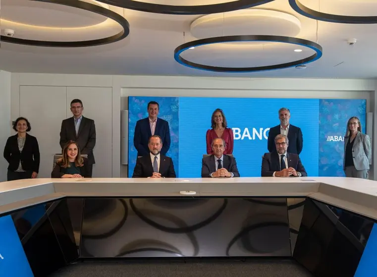Miembros del consejo de administraci&oacute;n de Euro 6000, junto al presidente de Abanca (sentado, 2&ordm; por la izq.).