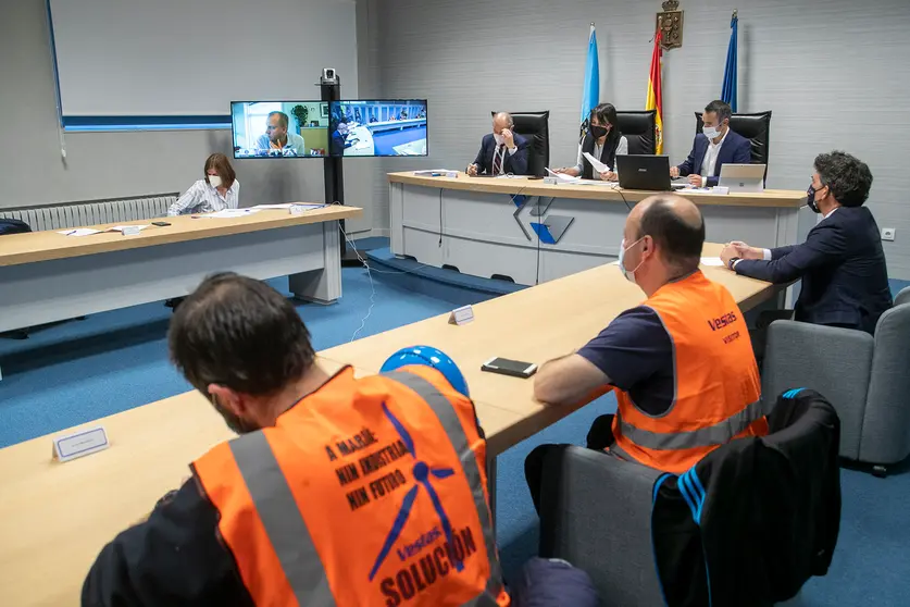 A conselleira de Emprego e Igualdade, Mar&iacute;a Jes&uacute;s Lorenzana, acompa&ntilde;ada polo director do Igape, Fernando Guldr&iacute;s, e polo delegado territorial da Xunta en Lugo, Javier Arias, participa na mesa industrial de Vestas. 