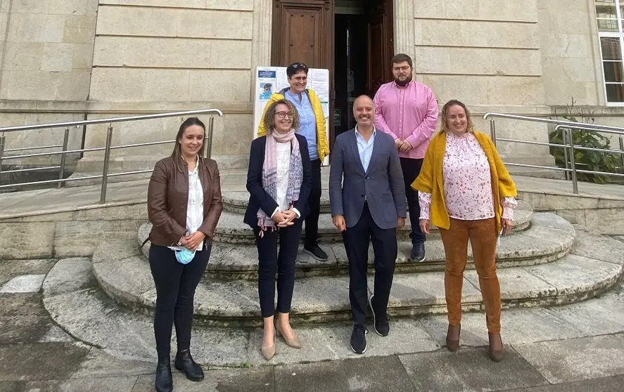 O delegado da Zona Franca de Vigo, David Regades, xunto &aacute; alcadesa de Ponteareas e membros da corporaci&oacute;n.
