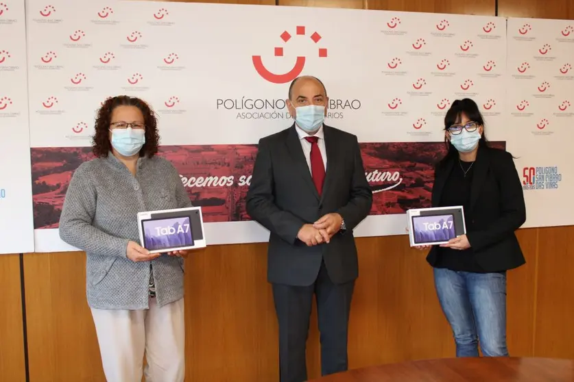 El presidente de la Asociaci&oacute;n de Empresarios del Pol&iacute;gono de San Cibrao con las dos participantes en el programa integrado de empleo que fueron premiadas.