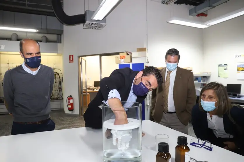El delegado territorial de la Xunta en Pontevedra, Luis L&oacute;pez, visit&oacute; en Forcarei las instalaciones de ABCR Laboratorios.