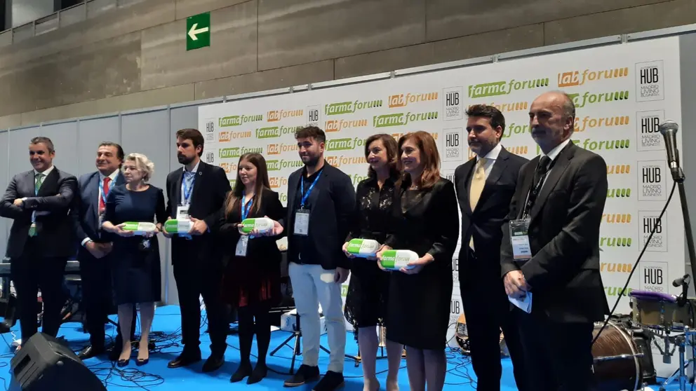 Premio a Bioga. Loli Pereiro y Julio Mart&iacute;nez, en el centro, sujetando conjuntamente el premio
