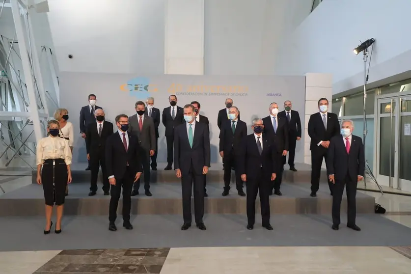 Foto de familia de autoridades y miembros de la junta directiva de la CEG./P.FERR&Iacute;N