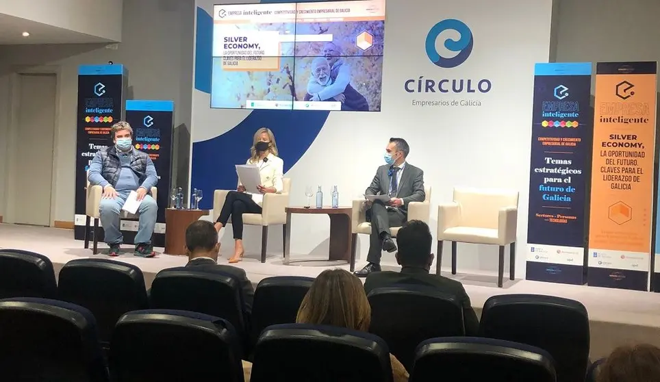 Pablo L&oacute;pez, Mar&iacute;a Borras y Fernando Guldr&iacute;s en la apertura de la jornada &lsquo;Silver Economy, la oportunidad del futuro', celebrada en Vigo.