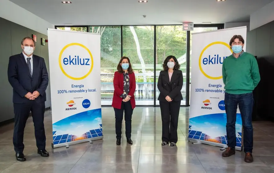 el alcalde, Carlos Calvelo, y los directores gerentes de Ekiluz, Raquel Gallardo y Asier Etxabe. Al acto ha asistido tambi&eacute;n la directora de la refiner&iacute;a de Repsol de A Coru&ntilde;a, Natalia Barreiro