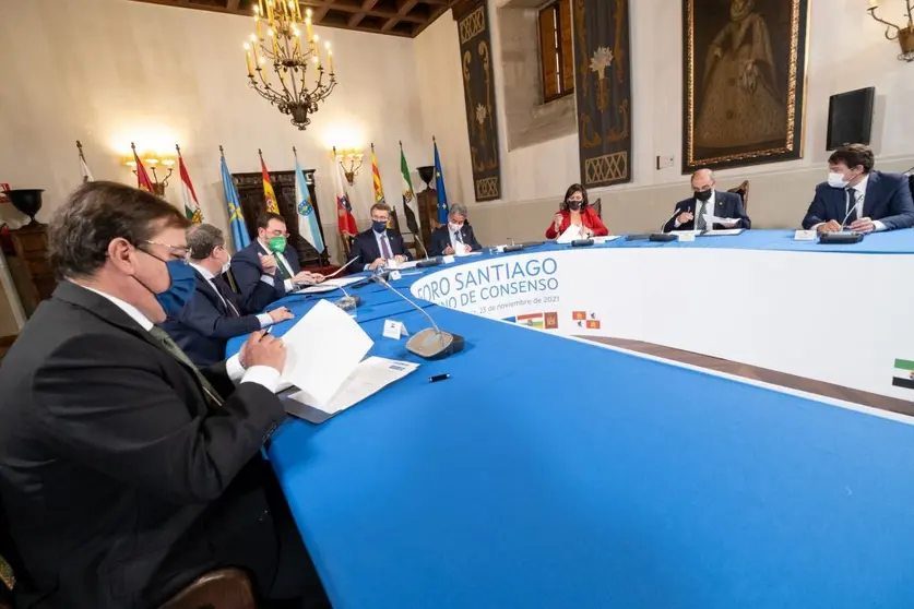 Ocho presidentes aut&oacute;nomicos, reunidos en Santiago./D.CABEZ&Oacute;N.