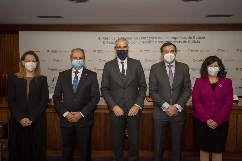 Arantza Hernanz, directora de Educaci&oacute;n y Conocimiento de Fundaci&oacute;n Repsol
Antonio Couceiro, presidente de la C&aacute;mara de Comercio de A Coru&ntilde;a
Francisco Conde, vicepresidente segundo y conselleiro de Econom&iacute;a, Empresa e Innovaci&oacute;n de la Xunta de Galicia
Ant&oacute;nio Cal&ccedil;ada, director general de Fundaci&oacute;n Repsol
Natalia Barreiro, directora de la refiner&iacute;a de Repsol en A Coru&ntilde;a, participaron en las jornadas.