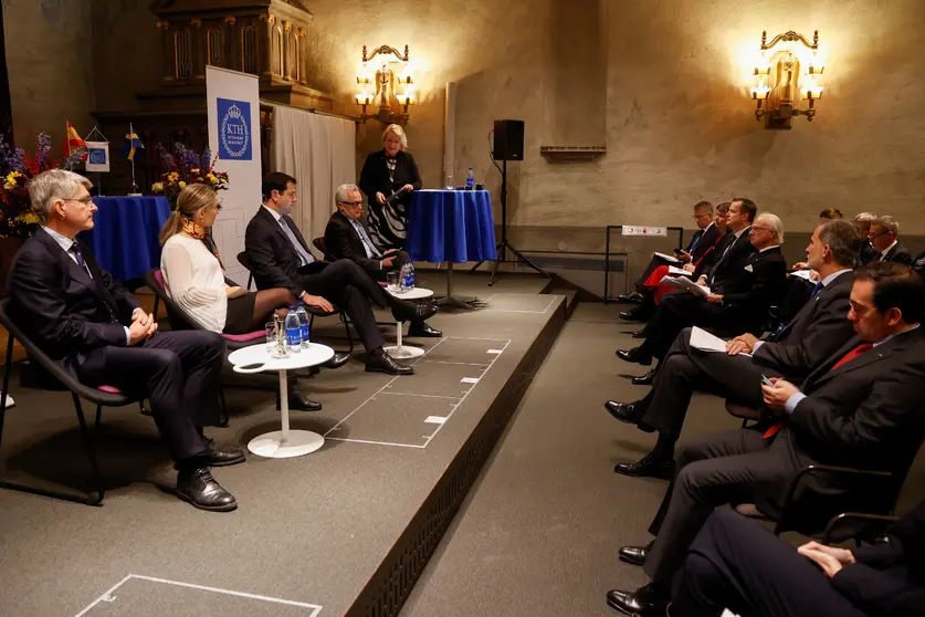 Los Reyes y la delegaci&oacute;n espa&ntilde;olas visitaron en Suecia el Real Instituto de Tecnolog&iacute;a 
KTH.