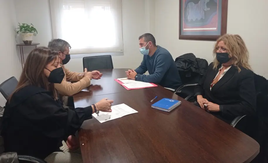 La gerente de SEA firm&oacute; ante notario la venta de una parcela en Rianxo a Transportes Potel.