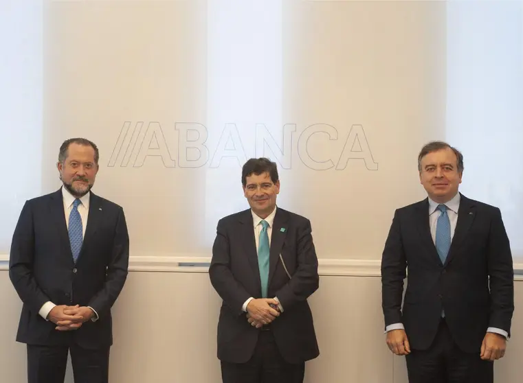 El presidente de Abanca, Juan Carlos Escotet Rodr&iacute;guez, el consejero delegado de Novo Banco, Antonio Ramalho, y el consejero delegado de Abanca, Francisco Botas.