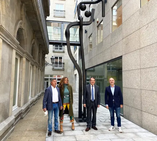 Andr&eacute;s Conde, Carmela Silva, Abel Caballero y David Regades junto a la escultura "El abrazo", a las puertas de la nueva sede de Zona Franca.