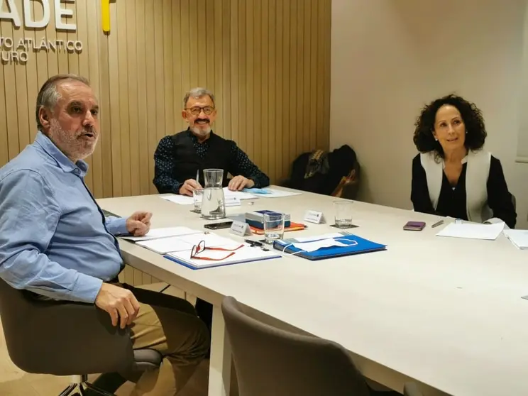 Jos&eacute; Ram&oacute;n Barreiro, Adolfo Campos y Consuelo Cameselle, en la reuni&oacute;n del Patronato de Fundaci&oacute;n Inade.