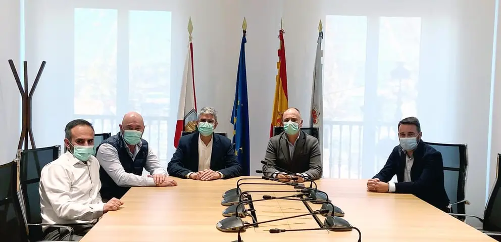 El delegado de Zona Franca y el alcalde de A Guarda con directivos de la empresa Flor Toxal.