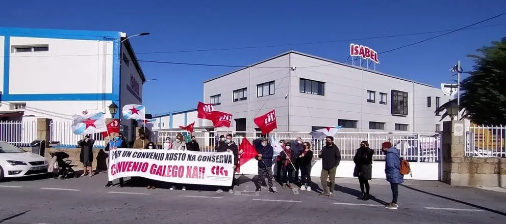 Concentraci&oacute;n ante Bolton Food en O Grove o pasado mes de novembro para reclamar un convenio estatal "digno"./CIG.