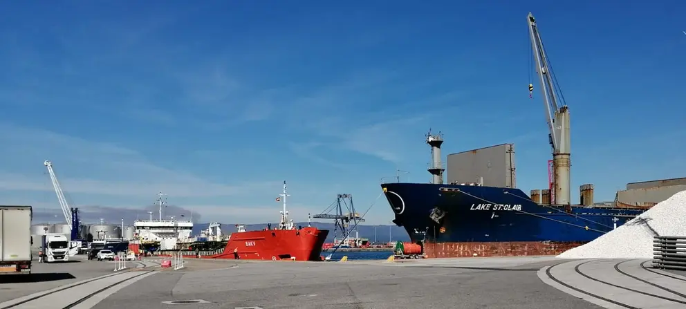 Una descarga de mercanc&iacute;a en el Puerto de Vilagarc&iacute;a.