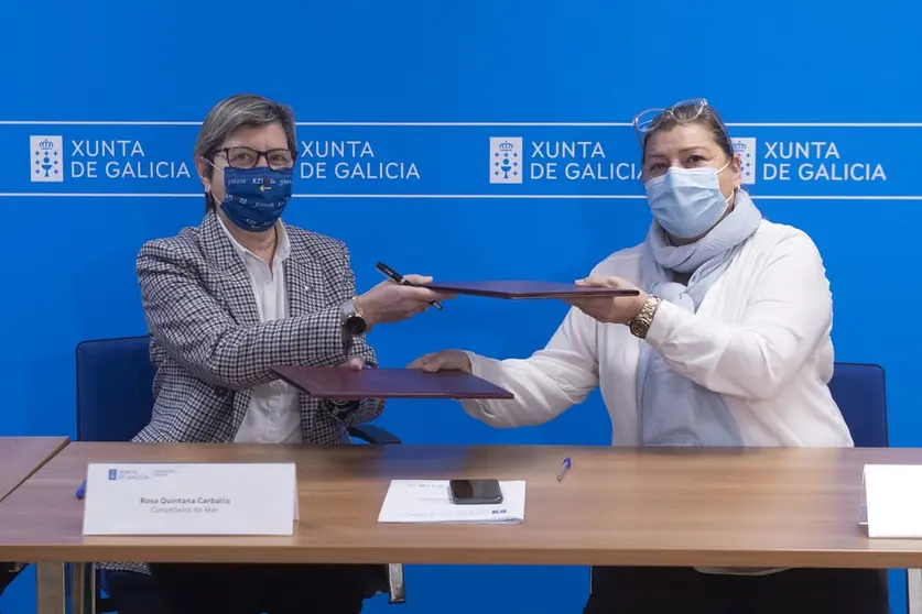 La conselleira do Mar, Rosa Quintana, y la presidenta del Consello Regulador de la DOP Mexill&oacute;n de Galicia, Lina Solla./C.PAZ.