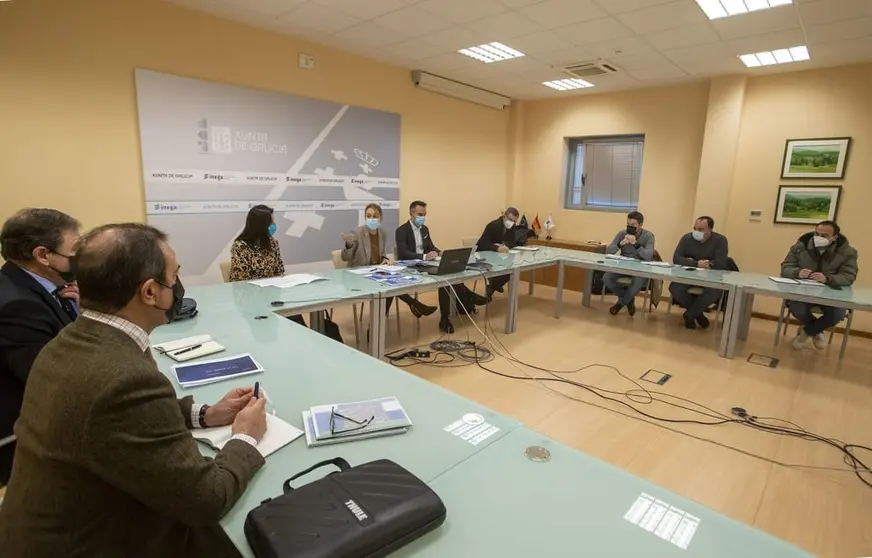 Reuni&oacute;n de dirigentes de la Xunta con el comit&eacute; de empresa de Alu Ib&eacute;rica A Coru&ntilde;a y el administrador concursal./C.PAZ.