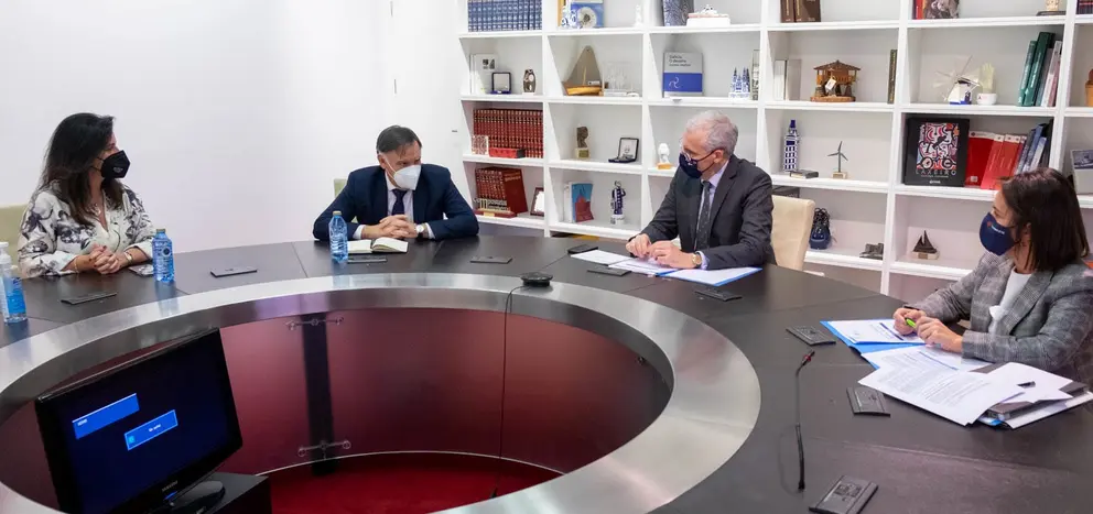 El vicepresidente econ&oacute;mico de la Xunta, Francisco Conde, se reuni&oacute; con el director general del CDTI, Javier Ponce./X.CRESPO.