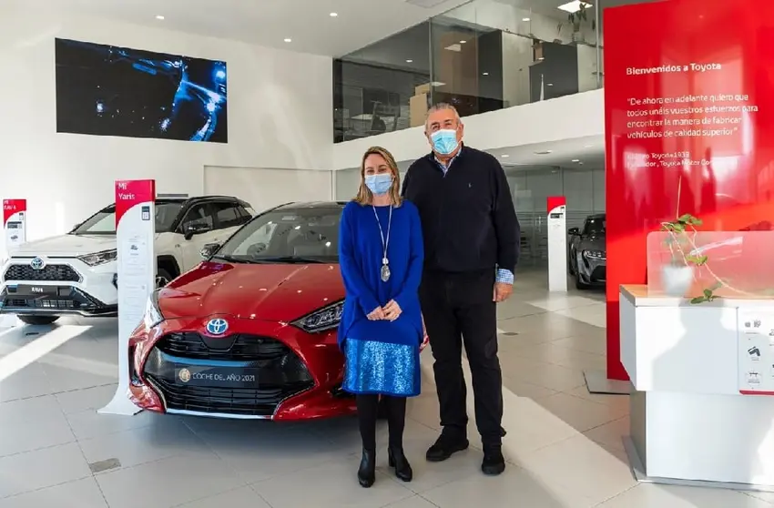 aula Ur&iacute;a, directora general de Planificaci&oacute;n Energ&eacute;tica y Recursos Naturales y Jos&eacute; Ram&oacute;n Ferreiro, director general de Grupo Breog&aacute;n en las instalaciones de Toyota Breog&aacute;n Motor en Oleiros (A Coru&ntilde;a).