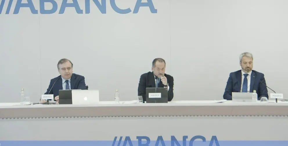 Francisco Botas, Juan Carlos Escotet y Alberto de Francisco, en la presentaci&oacute;n de resultados de Abanca.