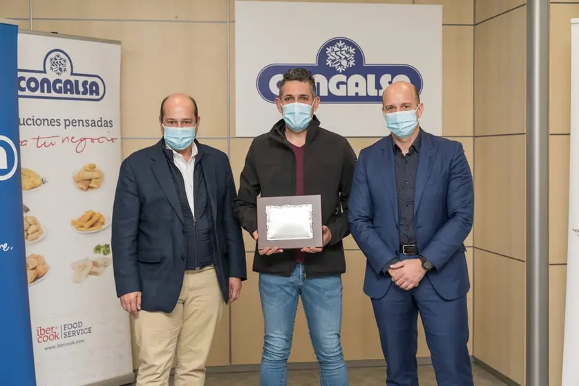 Jos&eacute; Luis Romero Garc&iacute;a-Lucho,  ganador del Premio Ram&oacute;n Doval (en el centro de la imagen) junto al director general de Congalsa, Luis Miguel Simarro, y al director Comercial y de Marketing, Julio Simarro.