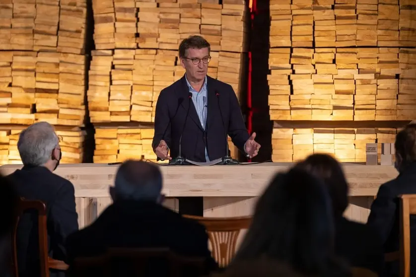 El presidente de la Xunta visit&oacute; la empresa de madera contralaminada Xilonor, en Coir&oacute;s.