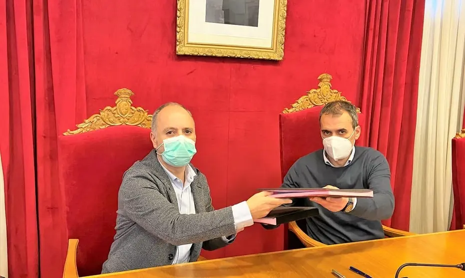 El delegado de Zona Franca, David Regades, y el alcalde de Tui, en la firma del protocolo.