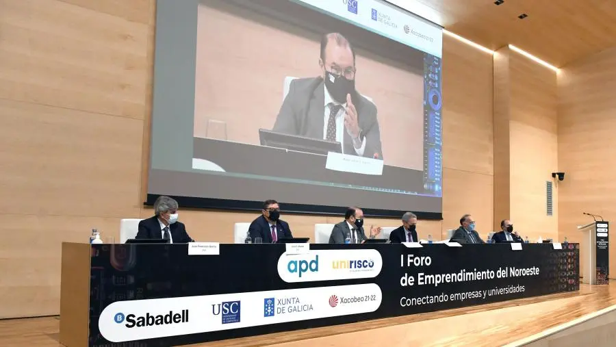 Los rectores de las universidades de Le&oacute;n, A Coru&ntilde;a, Santiago, Vigo y Oviedo, en el I Foro del Emprendimiento del Noroeste./SANTI ALVITE.