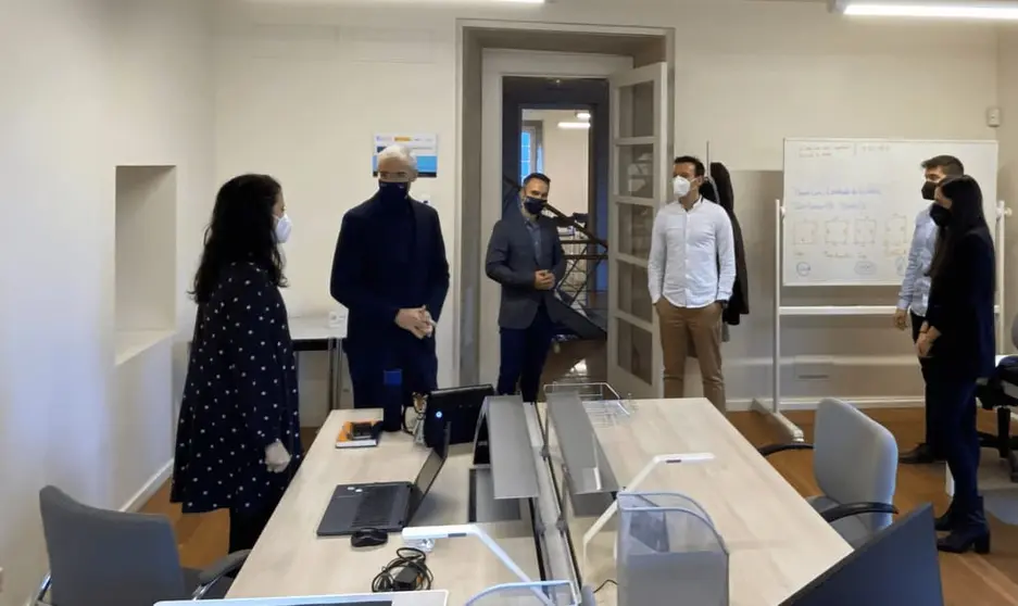 O vicepresidente econ&oacute;mico da Xunta e o director do Igape visitaron en Padr&oacute;n as instalaci&oacute;ns de TripleAlpha.