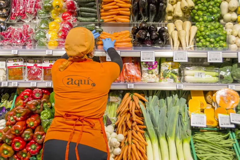 Secci&oacute;n de fruter&iacute;a del supermercado Aqui&eacute; de O Porri&ntilde;o.