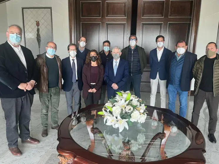 Junta directiva del Cl&uacute;ster da Madeira e o Dese&ntilde;o junto a C&aacute;ndido Hermida.