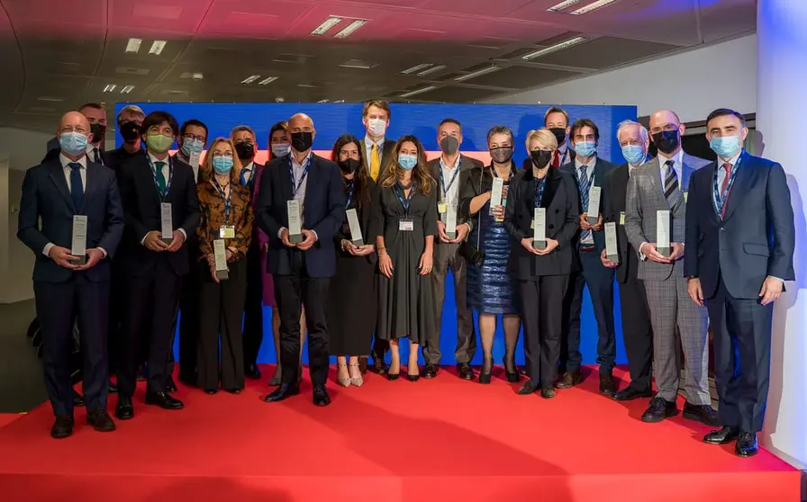 Foto de familia de premiados y autoridades en los &ldquo;UK-Spain Business Awards".