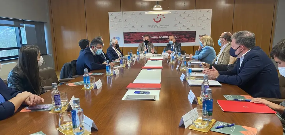 El Jos&eacute; Mi&ntilde;ones se reuni&oacute; con el presidente de la Asociaci&oacute;n de Empresarios del Pol&iacute;gono de San Cibrao, Jos&eacute; Antonio Rodr&iacute;guez Araujo, y miembros de su junta directiva. Al encuentro asistieron tambi&eacute;n representantes de otras entidades como la Confederaci&oacute;n de Empresarios de Ourense, el pol&iacute;gono industrial de Barreiros, el Parque Tecnol&oacute;gico de Galicia y el Observatorio Econ&oacute;mico Ourensano.