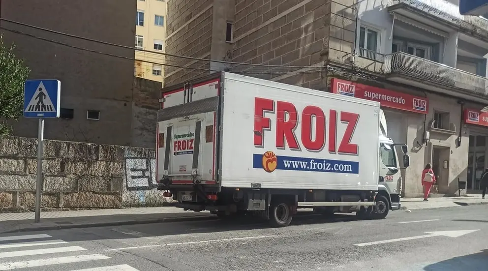 Un cami&oacute;n de reparto de un supermercado a principios de semana.