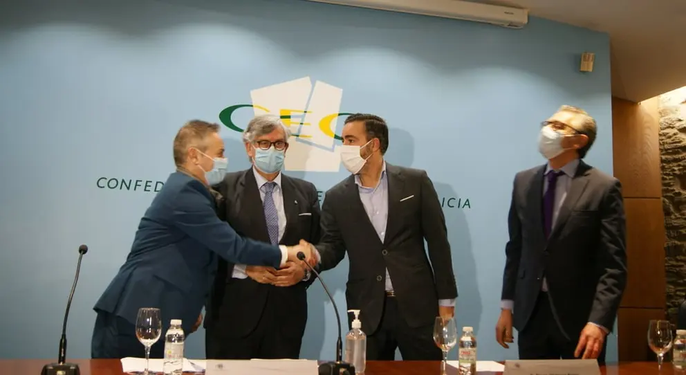 El presidente de la CEG, Juan Vieites (2&ordm; por la izq.) y otros dirigentes empresariales en una rueda de prensa reciente.